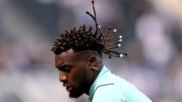 NEWCASTLE UPON TYNE, ENGLAND - MAY 07: Allan Saint-Maximin of Newcastle United warms up, whilst wearing earrings and Black and White beads in their hair, prior to the Premier League match between Newcastle United and Arsenal FC at St. James Park on May 07, 2023 in Newcastle upon Tyne, England. (Photo by Stu Forster/Getty Images)