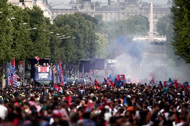 Los parisinos celebran por todo lo alto la Champions del PSG. Cientos de personas esperan el autobús de su equipo para festejar con ellos su primera Champions League.