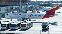 Aviones de Iberia esperan en pista en la Terminal 4 del Aeropuerto Madrid-Barajas Adolfo Suárez, a 28 de enero de 2023, en Madrid (España). Una caída en los sistemas de Iberia ha provocado hoy la detención del servicio de facturación y embarque de la aerolínea Iberia en varios aeropuertos. Aunque el fallo está localizado en Barajas está provocando retrasos de hasta dos horas y alguna cancelación en varios aeropuertos en los primeros vuelos que operaban esta mañana. Iberia  se ha disculpado con los pasajeros  a través de sus redes sociales y ha comunicado que está trabajando para solucionar lo antes posible esta situación.
28 ENERO 2023;RETRASOS;TRANSPORTE AÉREO;AVIACIÓN;IBERIA;VIAJAR;VIAJES;AEROPUERTO;T4;
Gustavo Valiente / Europa Press
28/01/2023