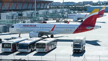 Aviones de Iberia esperan en pista en la Terminal 4 del Aeropuerto Madrid-Barajas Adolfo Su¨¢rez, a 28 de enero de 2023, en Madrid (Espa?a). Una ca¨ªda en los sistemas de Iberia ha provocado hoy la detenci¨®n del servicio de facturaci¨®n y embarque de la aerol¨ªnea Iberia en varios aeropuertos. Aunque el fallo est¨¢ localizado en Barajas est¨¢ provocando retrasos de hasta dos horas y alguna cancelaci¨®n en varios aeropuertos en los primeros vuelos que operaban esta ma?ana. Iberia se ha disculpado con los pasajeros a trav¨¦s de sus redes sociales y ha comunicado que est¨¢ trabajando para solucionar lo antes posible esta situaci¨®n.
28 ENERO 2023;RETRASOS;TRANSPORTE A?REO;AVIACI?N;IBERIA;VIAJAR;VIAJES;AEROPUERTO;T4;
Gustavo Valiente / Europa Press
28/01/2023