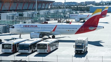 Aviones de Iberia esperan en pista en la Terminal 4 del Aeropuerto Madrid-Barajas Adolfo Suárez, a 28 de enero de 2023, en Madrid (España). Una caída en los sistemas de Iberia ha provocado hoy la detención del servicio de facturación y embarque de la aerolínea Iberia en varios aeropuertos. Aunque el fallo está localizado en Barajas está provocando retrasos de hasta dos horas y alguna cancelación en varios aeropuertos en los primeros vuelos que operaban esta mañana. Iberia  se ha disculpado con los pasajeros  a través de sus redes sociales y ha comunicado que está trabajando para solucionar lo antes posible esta situación.
28 ENERO 2023;RETRASOS;TRANSPORTE AÉREO;AVIACIÓN;IBERIA;VIAJAR;VIAJES;AEROPUERTO;T4;
Gustavo Valiente / Europa Press
28/01/2023