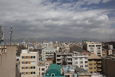 Edificios en pie, después de que Israel y Estados Unidos lanzaron ataques contra Irán, en Teherán.