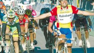 <b>HAT TRICK. </b>Óscar Freire, con el maillot rojigualda de líder, se impuso por tercera vez por claridad en la Tirreno-Adriático.