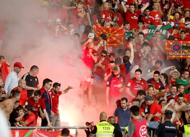 Los seguidores de Osasuna lanzaron una bengala en la celebración del gol del empate de su equipo.