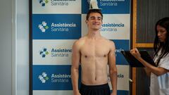 El jugador español, Gavi, se mide durante las pruebas médicas del Barcelona.