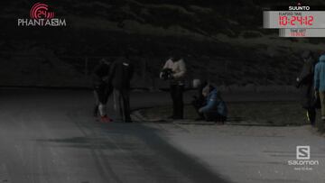 Kilian Jornet se para en el desafío de las 24h en pista para recibir la asistencia de su equipo antes de su abandono definitivo.