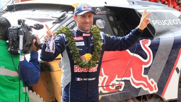 BOL101. LA PAZ(BOLIVIA). 07/01/2017.-El piloto Stephane Peterhansel en el podio hoy, s¨¢bado 7 de enero de 2017, en La Paz (Bolivia). A pesar de que la etapa de este s¨¢bado fue suspendida por la fuerte tormenta que azot¨® el camino que une Oruro con La Paz, una multitud se acerc¨® para ver a los veh¨ªculos y pilotos, que realizaron un enlace sin cronometrar. El presidente de Bolivia, Evo Morales, y decenas de miles de personas celebran este s¨¢bado en el podio instalado en la Plaza Mayor, en el centro de La Paz, el paso del Dakar por primera vez en su historia por esa ciudad. EFE/Juan Carlos Torrej¨®n