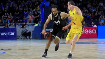 GRAF1733. MADRID, 03/11/2019.- El escolta del Movistar Estudiantes Phil Scrubb (i) conduce el balón ante la presión del base del Iberostar Tenerife Marcelinho Huertas (d), durante el partido de la séptima jornada de la Liga Endesa, que se disputa este domingo en el Palacio de los Deportes WiZink Center. EFE/Fernando Alvarado