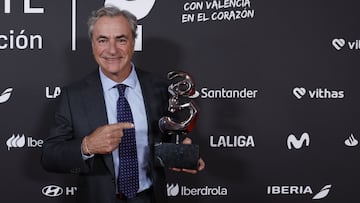 Carlos Sainz, ganador del Dakar 2024, con su Premio AS.