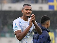Soccer Football - Serie A - Hellas Verona v Inter Milan - Stadio Marcantonio Bentegodi, Verona, Italy - November 2, 2025 Inter Milan's Manuel Akanji celebrates after the match REUTERS/Alberto Lingria