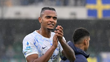 Soccer Football - Serie A - Hellas Verona v Inter Milan - Stadio Marcantonio Bentegodi, Verona, Italy - November 2, 2025 Inter Milan's Manuel Akanji celebrates after the match REUTERS/Alberto Lingria
