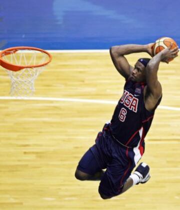 LeBron James con Estados Unidos en 2006.