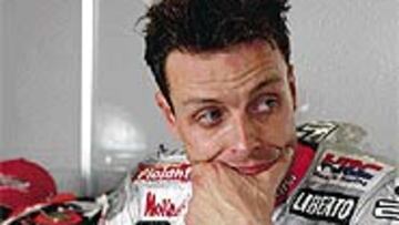 <B>PREOCUPADO</B>. Emilio Alzamora no acaba de ver claro su futuro para la temporada 2003.