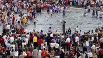 <b>CELEBRACIÓN.</b> Miles de aficionados blanquivioletas se han echado a la calle a celebrar un meritorio ascenso histórico. La mayoría han terminado congregados en la famosa plaza de José Zorrilla.