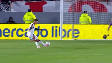 El colombiano deslumbró con su talento ante Estudiantes y sorprendió con un cobro sin mirar al arco en la definición desde los doce pasos.