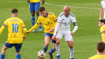 Jordi Tur trata de controlar un balón ante la presencia de Javier Añón.