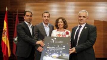 Albert Costa, Alex Corretja, Ana Botella y Jos&eacute; Luis Esca&ntilde;uela, con el cartel de la eliminatoria. 