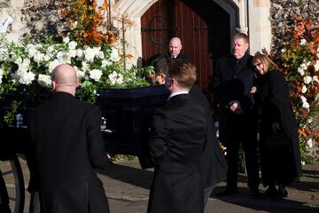 El ata¨²d de Liam Payne, con rosas blancas, ingresa a la iglesia para comenzar con los servicios funerarios