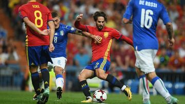 MADRID, SPAIN - SEPTEMBER 02:  Spain&#039;s midfielder Isco scores the his second goal during the FIFA 2018 World Cup Qualifier between Spain and Italy at Estadio Santiago Bernabeu on September 2, 2017 in Madrid, Spain.  (Photo by Claudio Villa/Getty Images)