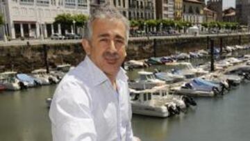 <b>CONVENCIDO. </b>Preciado, posando frente al Puerto Deportivo de Gijón, confía en su equipo.