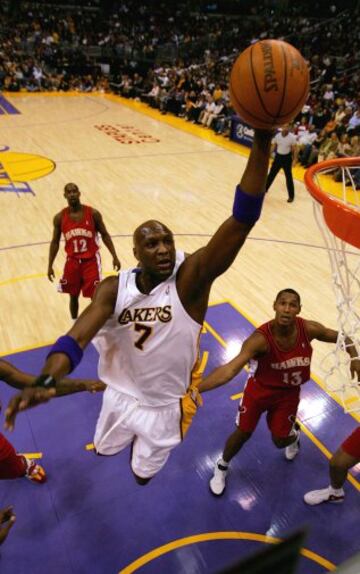 En su primera temporada en Los Lakers Odom sufrió una lesión en el hombro izquierdo y se perdió el final de temporada 2004-05.