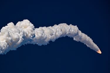 El cohete Space Launch System (SLS) que transportaba la nave Artemis II Orion de la NASA para sobrevolar la Luna, asciende tras su despegue desde el Centro Espacial Kennedy en Cabo Cañaveral