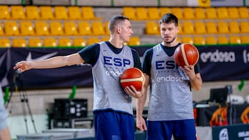 Miquel Salvó habla Jonathan Barreiro durante un entrenamiento de la Selección en el Pazo dos Deportes Paco Paz de Ourense.