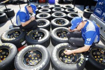 Miembreos del equipo de Jimmie Johnson, piloto de la Nascar, durante la prueba celebrada en Miami.