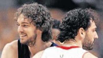 <b>ABRAZO DE AMIGO. </b>Pau, feliz: le abraza su amigo Jorge Garbajosa.