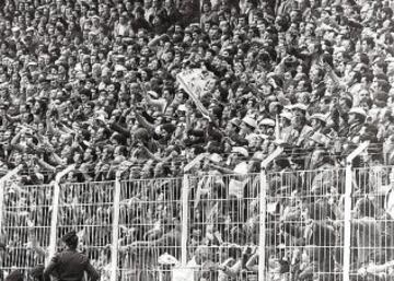 Un incidente en el Camp Nou provocó que la Federación española obligase a los clubs a instalar vallas altas de metal para proteger a los jugadores y árbitros de acalorados aficionados.