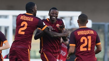 VERONA, ITALY - JANUARY 06: (C) Umar Sadiq of AS Roma celebrates his first goal during the Serie A match between AC Chievo Verona and AS Roma at Stadio Marc'Antonio Bentegodi on January 6, 2016 in Verona, Italy. (Photo by Pier Marco Tacca/Getty Images)