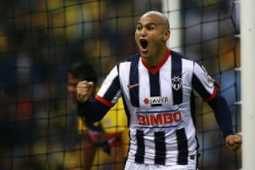 Humberto Suazo anot&oacute; dos tripletas y un p&oacute;ker por Monterrey. Marc&oacute; tres tantos ante Tecos en 2008 y Jaguares en 2011. Sus cuatro tantos en un partido los marc&oacute; a Veracruz en 2008.