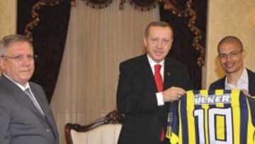 <b>DETENIDO. </b>Aziz Yildirim, a la izquierda, con el primer ministro turco, Erdogan, en el centro, y Alex.