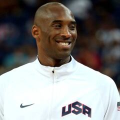 Kobe Bryant socorre a un hombre tras presenciar su accidente