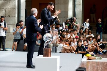 Rudy Fernández y Florentino Pérez, durante la recepción ofrecida por la Comunidad de Madrid al Real Madrid de baloncesto.