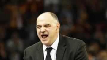 El técnicodel Real Madrid Pablo Laso reacciona durante el partido de baloncesto de la Euroliga entre el Galatasaray y el Real Madrid en Estambul, Turquía, hoy, viernes 7 de marzo del 2014.