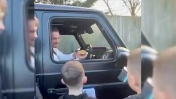 ¡Tipazo! Alexis Mac Allister saca medalla de Campeón del Mundo a niños para una fotografía