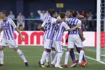 Los jugadores del Valladolid festejan la victoria en el Estadio de la Cerámica.