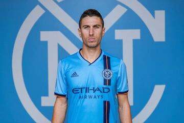 En un diseño que parecía bueno, el tipo de cuello y la franja, echan a perder la camiseta de New York City FC.
