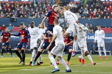 El jugador del Real Madrid, Bale, despeja de cabeza. 