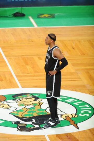 Paul Pierce con la camiseta de los Nets en su antigua casa.