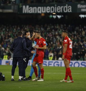 Tras el gol del empate de Fekir, Joan Jordán fue agredido desde la grada con el lanzamiento de un palo y el encuentro fue suspendido.
  