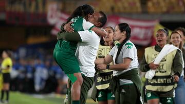 AME1076. BOGOTÁ (COLOMBIA), 16/08/2024.- Manuela Pavi (ci) de Cali celebra un gol con su entrenador Jhon Alber Ortíz este viernes, en la final de la Liga Profesional Femenina entre Santa Fe y Deportivo Cali en el estadio El Campín en Bogotá (Colombia). EFE/ Carlos Ortega