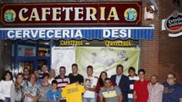 Foto familiar. Álvaro Rey, Josán y Villanueva (presidente), con varios integrantes de Orgullo Alfarero.