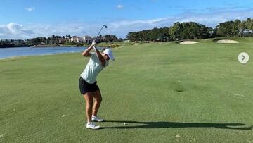 La extenista australiana Ashleigh Barty, durante un entrenamiento de golf.