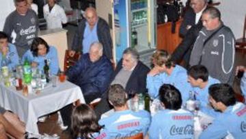 Mujica, con los jugadores de Uruguay antes del Mundial.