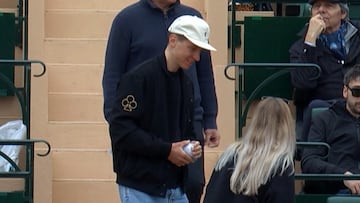 Los ciclistas Tadej Pogacar y Urska Zigart llegan a la grada para ver un partido en el Masters 1.000 de Montecarlo.