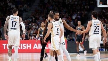 Guerschon Yabusele da la mano a Sergio Llull.