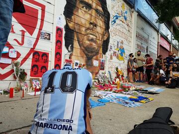 Aficionados se reúnen a las puertas del estadio Diego Armando Maradona, en el barrio de La Paternal.