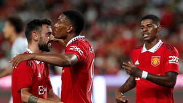 Bangkok (Thailand), 12/07/2022.- Manchester United's Anthony Martial (C) celebrates after scoring the 3-0 with his teammates Bruno Fernandes (L) and Marcus Rashford (R) during the 'The Match Bangkok Century Cup 2022' pre-season soccer match between Liverpool FC and Manchester United at Rajamangala National Stadium in Bangkok, Thailand, 12 July 2022. (Futbol, Amistoso, Tailandia) EFE/EPA/RUNGROJ YONGRIT
